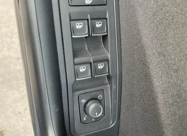 
								Volkswagen T-Roc 2022 full									