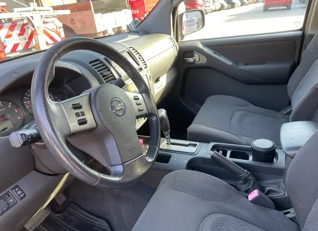 
								Nissan NP300 Navara 2006 full									